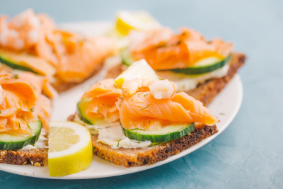 Assiette de saumon fumÃ© sur toasts   