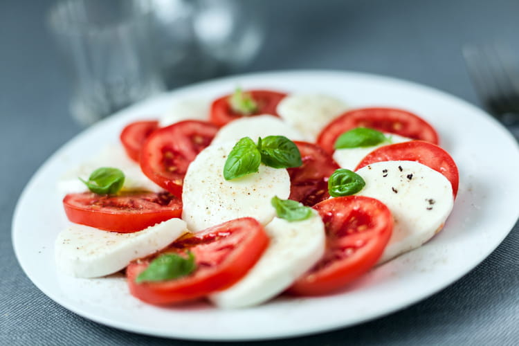 Tomate mozzarella au basilic frais   