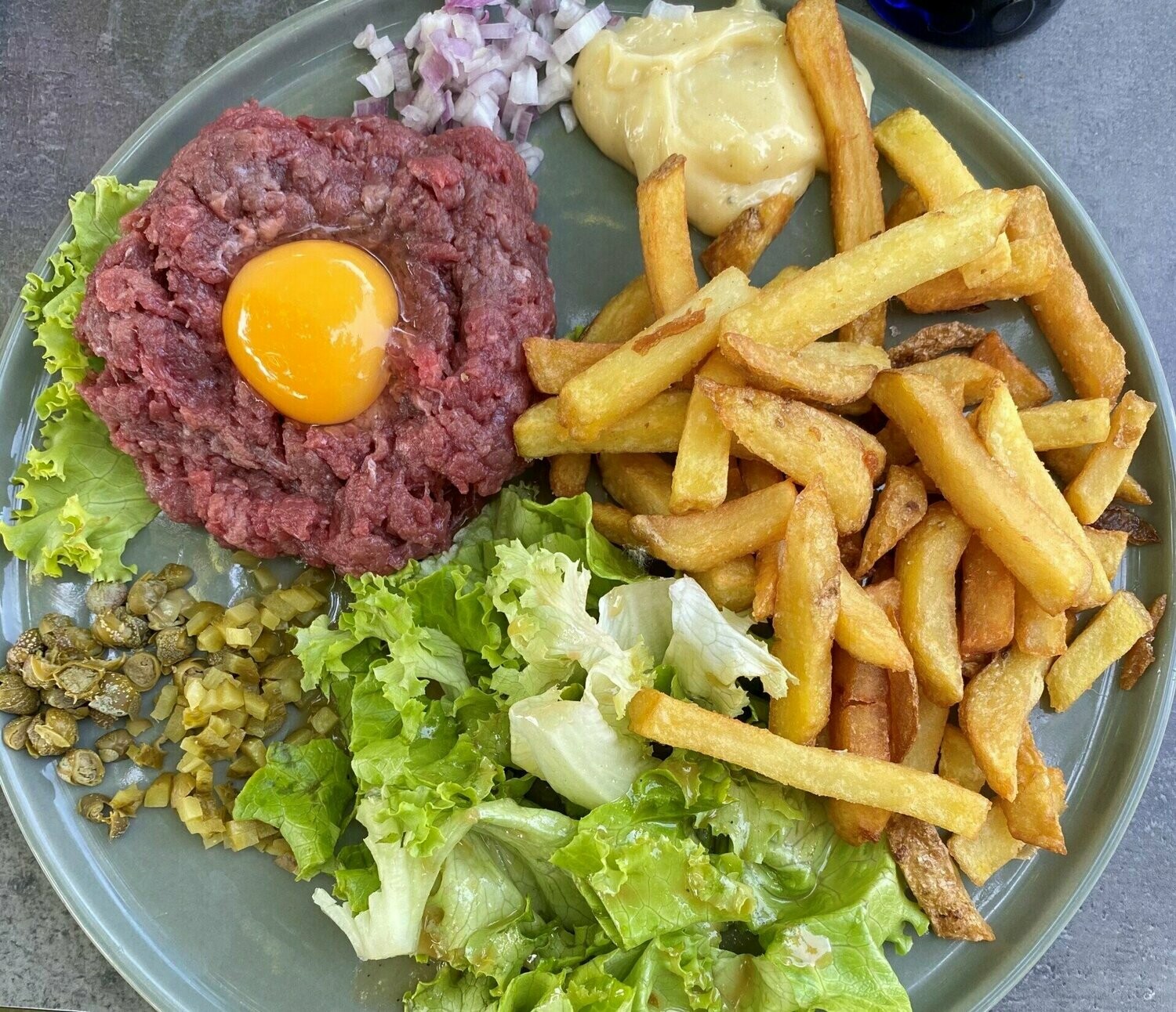 Tartare de bÅ“uf minute, frites, salade