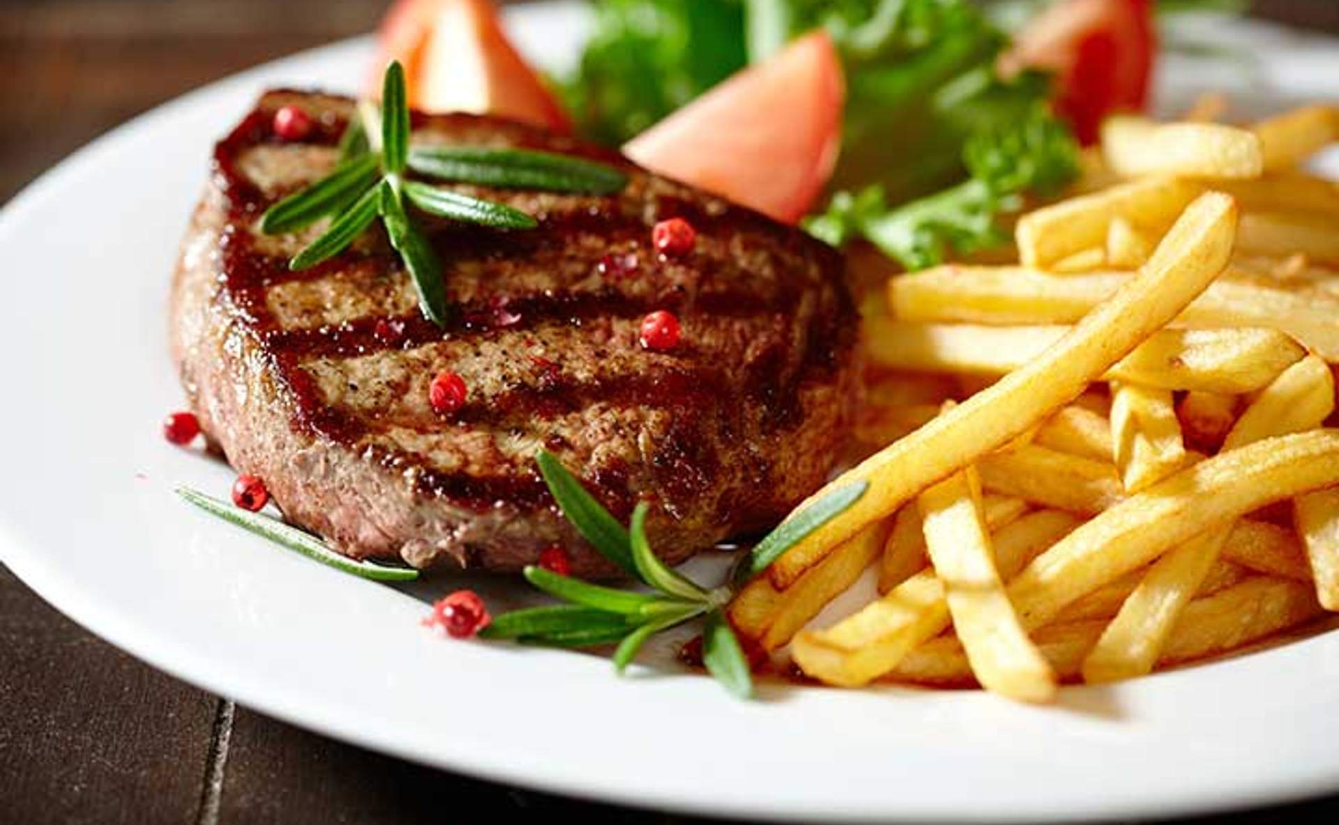 CÃ´te de bÅ“uf grillÃ©e sauce au bleu, frites maison et salade    
