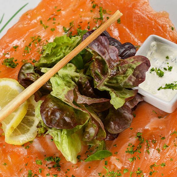 Carpaccio de saumon Ã  lâ€™aneth, frites maison, salade 