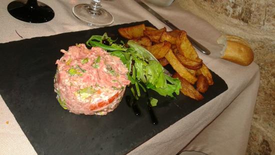 Tartare de saumon, frites maison  