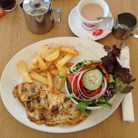 Omelette aux champignons, frites/ salade