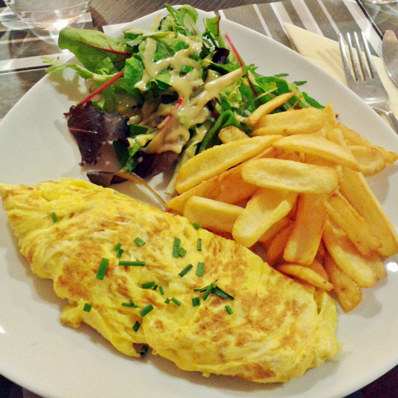 Omelette au jambon, frites/ salades  