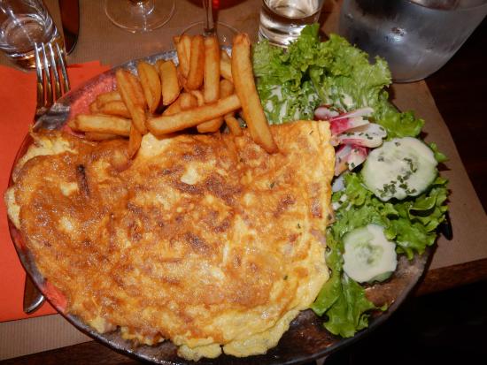 Omelette au fromage, salade/ frites   