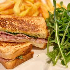 Croque-monsieur, frites, salade 