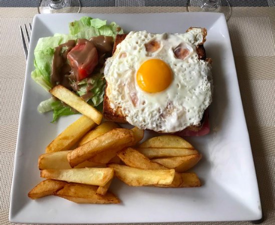Croque-madame, frites, salade     