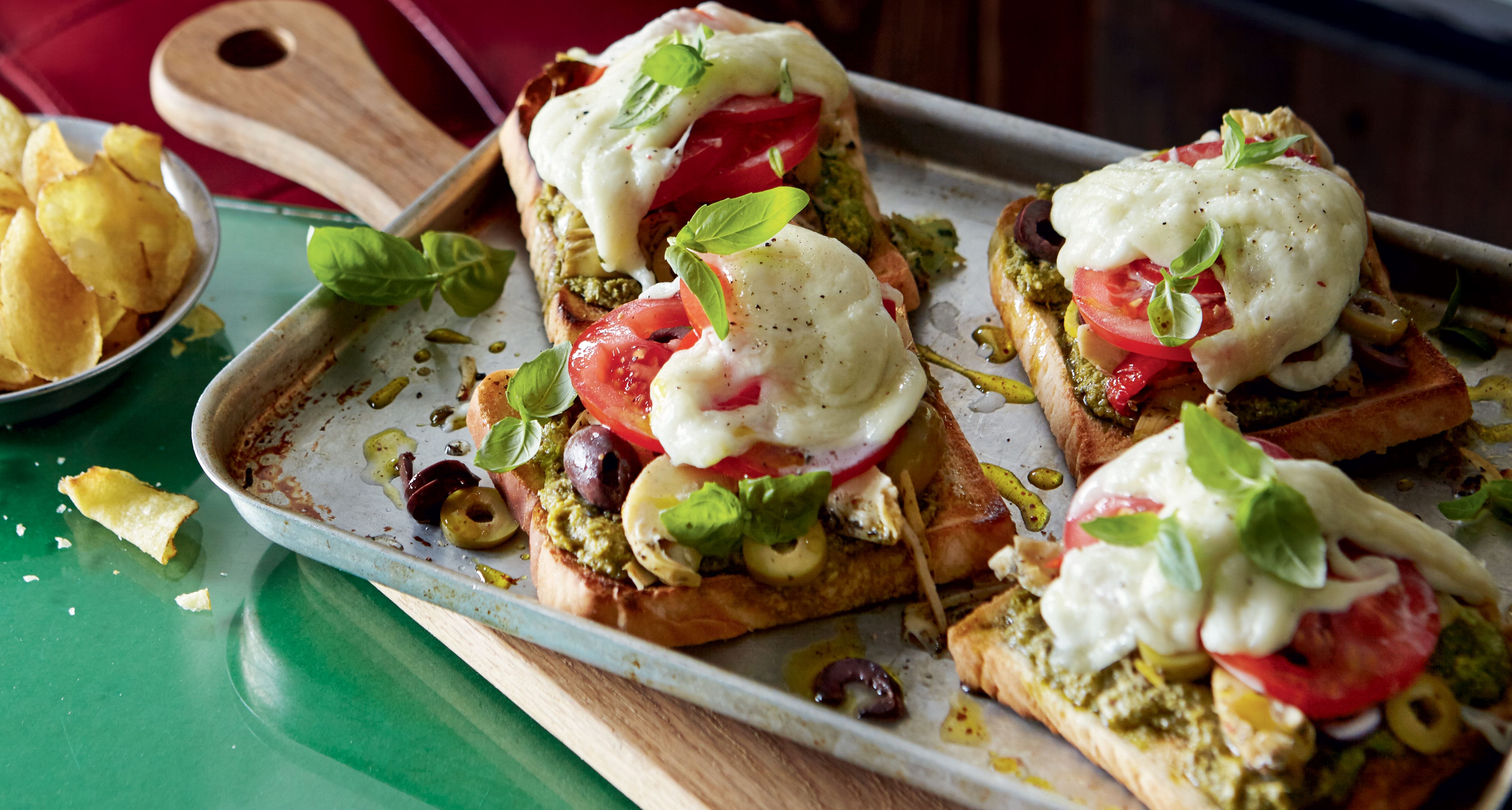 Tartine poilane Ã  la mozzarella et sauce pesto   